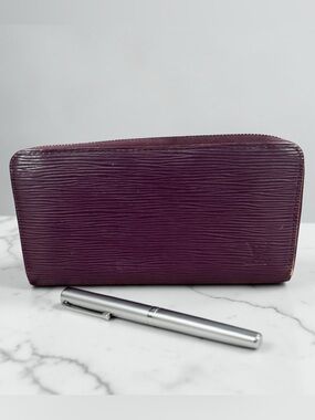 Louis Vuitton Elegant Purple zip around Wallet